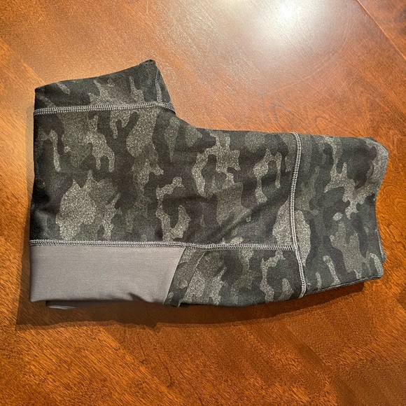 Fabletics Leggings, Powerhold, size Small, Black and Gray Camo Print, very nice - Picture 10 of 10